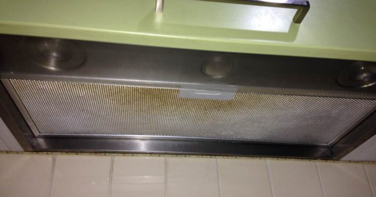 I silně zanesená digestoř může znovu vypadat jako nová. Málo známý postup odstraní mastnotu i dlouho usazené nečistoty