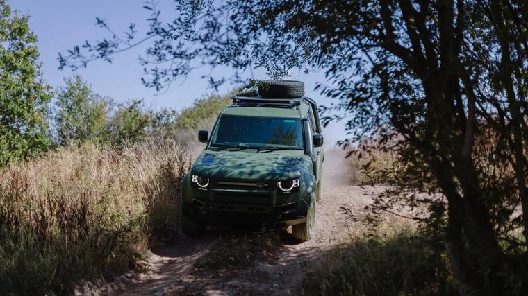 Nový Land Rover Defender se ukázal v armádní verzi