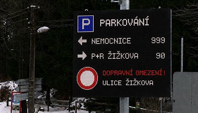 Kraj ulehčí řidičům parkování u nemocnice v Jihlavě, nová tabule ukáže volná místa