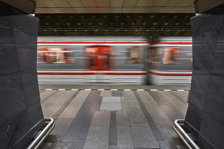VIDEO: Chlapec kvůli sledování mobilu spadl do kolejiště metra, lidé ho dostali ven
