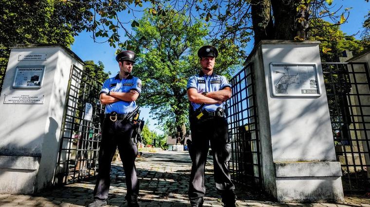 Hřbitov v Lánech se otevřel. Zkoumání ostatků Jana Masaryka potrvá měsíce