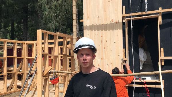 Ve službách královské rodiny. Český architekt staví v Bhútánu domy z bambusu i divokého konopí a učí místní izolovat dřevostavby