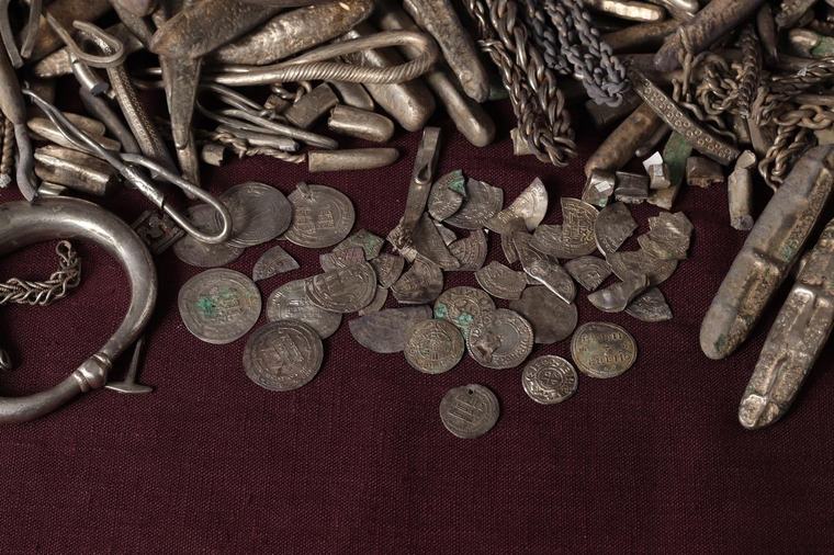 Zahrada odkryla největší vikingský poklad Dánska. Ukrýval i Thórovo kladivo