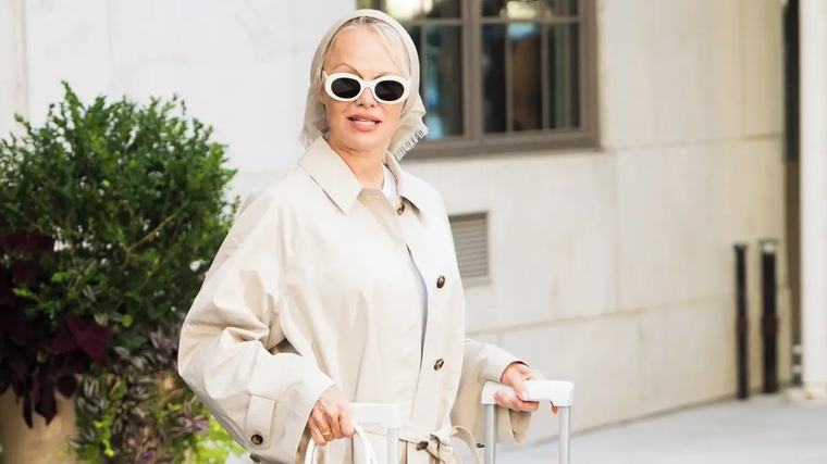 Pamela Andersonová v Benátkách ukázala, že období trenčkotů je tady. Jak je nosit stylově?