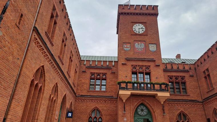 Polský Kolobřeh: Otáčecí rozhledna na kraji města, architektonické perly z cihel v jeho centru