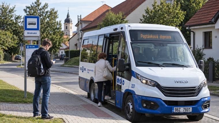 Autobus jako taxi za 12 Kč. Poptávková doprava se v Česku rozjíždí