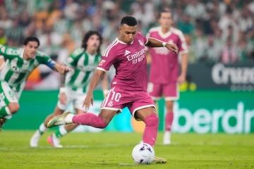 Mbappé v nastavení neproměnil penaltu a Real poprvé po návratu Mourinha prohrál