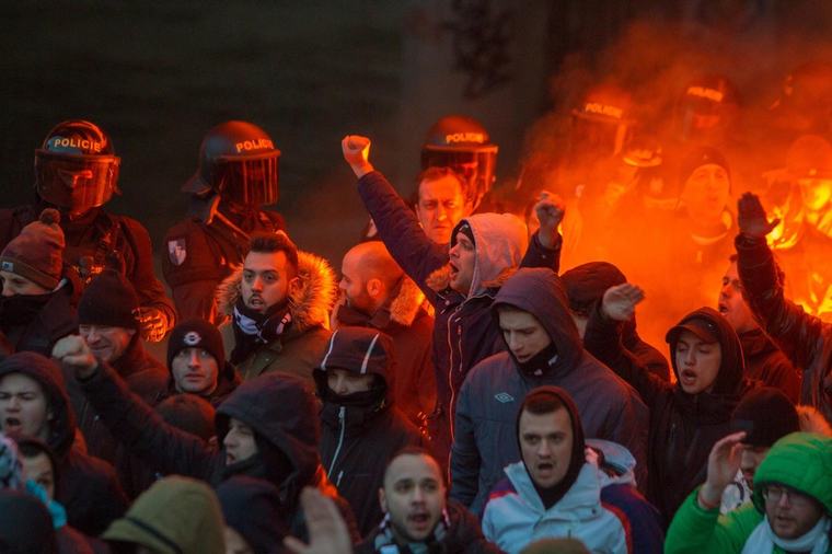 Trest pro Crvenou zvezdu. Fanoušci v Plzni slavili válečného zločince Mladiče