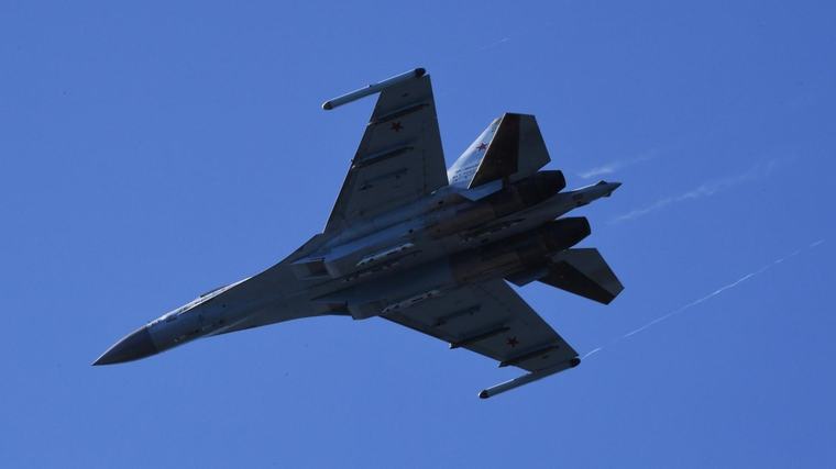 Ve vzduchu se srazily dvě stíhačky. Pilot nepřežil