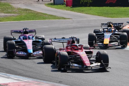 Velká cena Itálie formule 1 v Monze byla po Leclercově nehodě přerušena