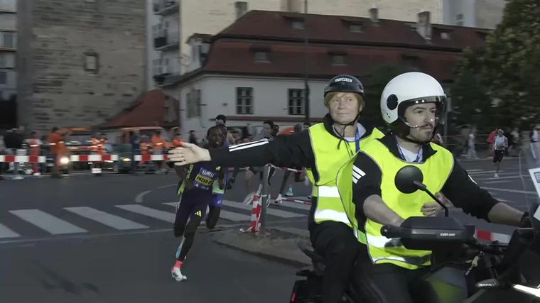 Dohra zmatků ve večerní Praze. Organizátoři se naštvanému Keňanovi omluvili, pořadí se nemění