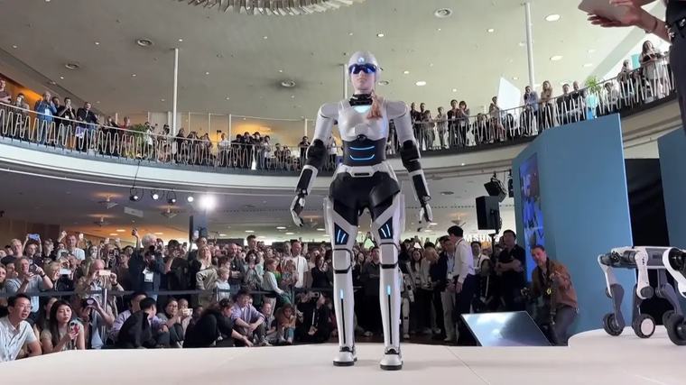 Jednou nám budou mýt nádobí, teď ale roboti vyrazili na přehlídkové molo