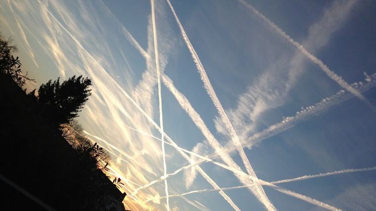Piloti rozprašují jedy a aerolinky mlčí. Příběh chemtrails má jen jednu drobnou chybu