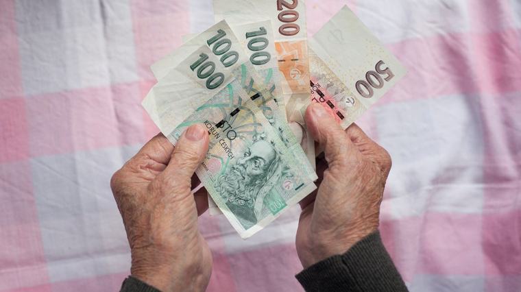 Z celoživotní práce udělali lumpárnu. Proč stát dělá z důchodců parazity?