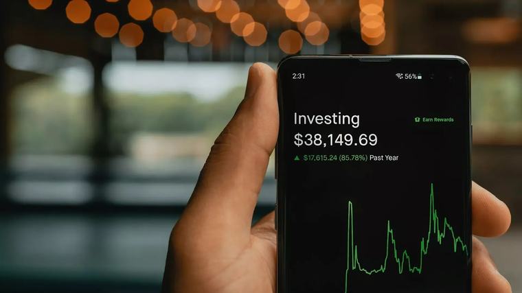 Využívání AI při investování peněz: Velký experiment ukázal, zda je účinnější než finanční poradci