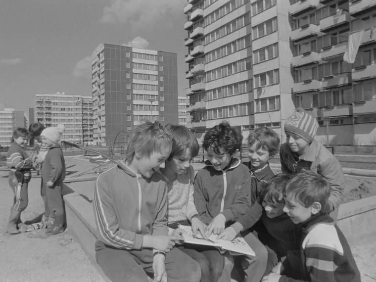 Příběhy ze Švédska, dobrodružství z pravěku, ale i „agitku“. Co děti četly za socialismu?