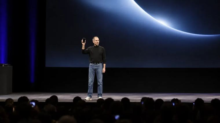 Jak Steve Jobs prodal telefon bez kopírování textu jako revoluci