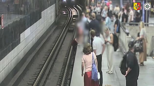 VIDEA TÝDNE: Rychlá záchrana v metru, tramvaj u Národního muzea a změna map