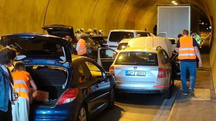 V bratislavském tunelu bouralo 13 osobních aut a kamion
