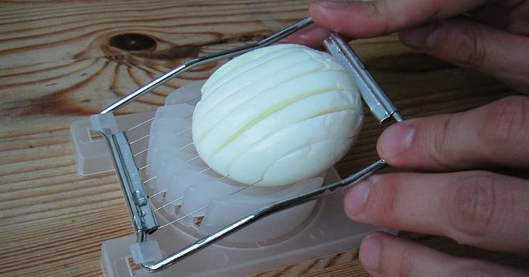 Vejce do ledové vody hned po vaření. Ten důvod, proč to funguje, je jednodušší, než byste čekali