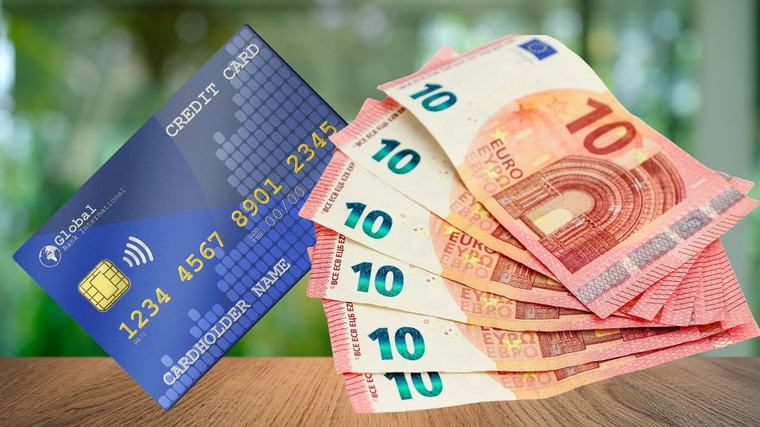 Máte peníze, přesto nezaplatíte. Z hotelů a letadel postupně mizí hotovost