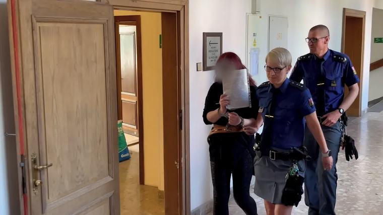 Za ubodání osmileté dcery stovkou ran potvrdil soud zdravotní sestře 18 let