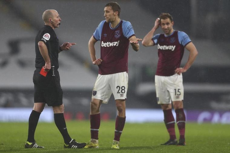 Premier League nevěří. Sudí, který vyloučil Součka, přiznal svou slabůstku