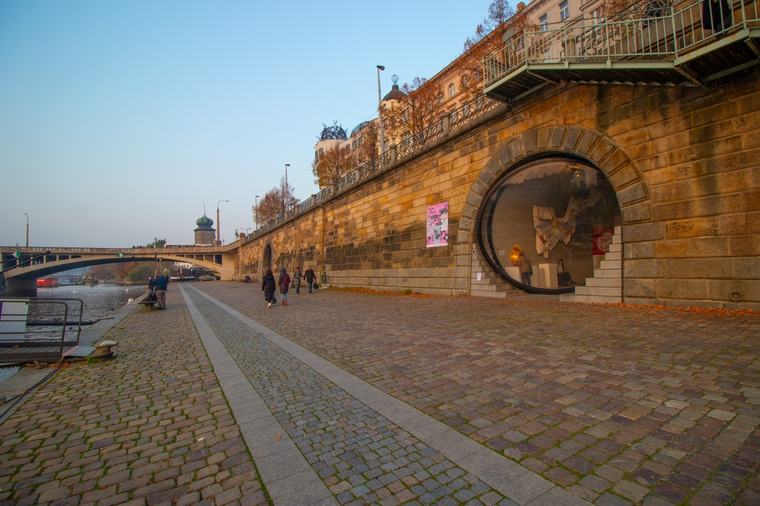 Praha utratí 5 milionů za lavičky, na kterých se dá i spát. „Nesmyslné plýtvání penězi, budou tam spát bezdomovci,“ kritizují lidé