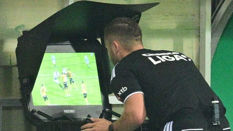 ZLATÁ PÍŠŤALKA: Hradec měl v dohrávce kopat penaltu, ruka v Ďolíčku byla