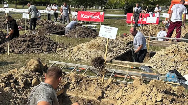 V Maďarsku se konal tradiční závod v kopání hrobů