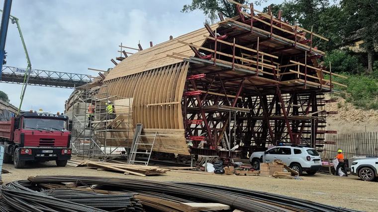 Stavba tunelu u Mladé Boleslavi nabírá zpoždění, dělníci narazili na skálu a musí ji odstřelovat