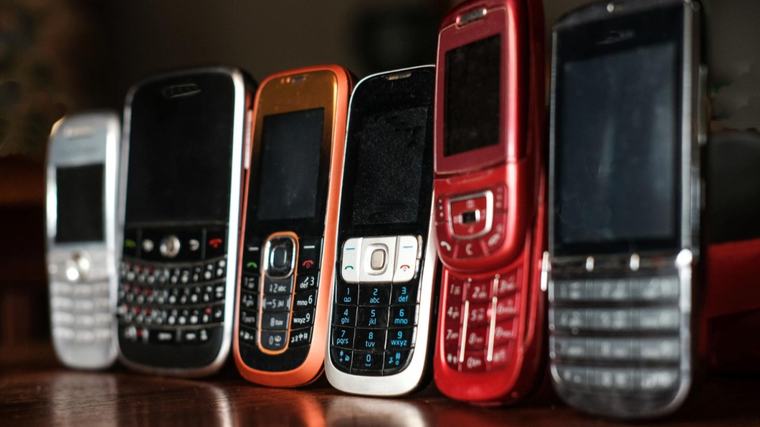 Ze starých mobilů jsou dnes sběratelské poklady: Tyto modely snadno prodáte i za 20 000 Kč