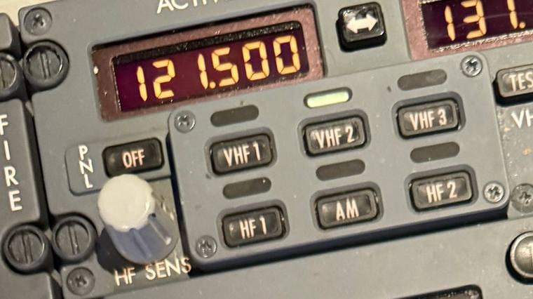 Příběh frekvence 121,5 MHz: Kmitočet, který zachraňuje životy