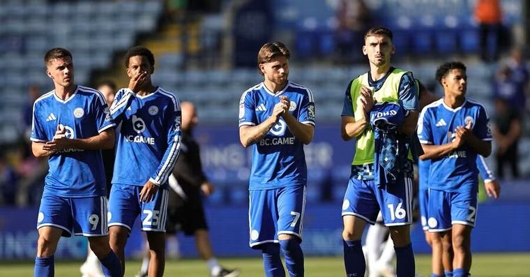 Od pohádkového titulu k trápení na chvostu třetí ligy. Leicester doma s ostudným debaklem