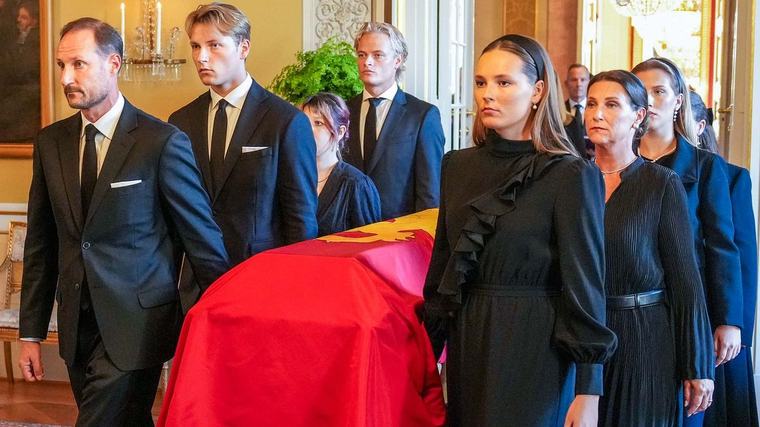 Královské ženy mění norské dějiny: Ruce dcery a vnuček krále Haralda na jeho rakvi