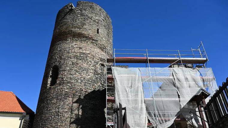 Hrad Svojanov už nebude praskat, na zříceninu se vrátí i sgrafita