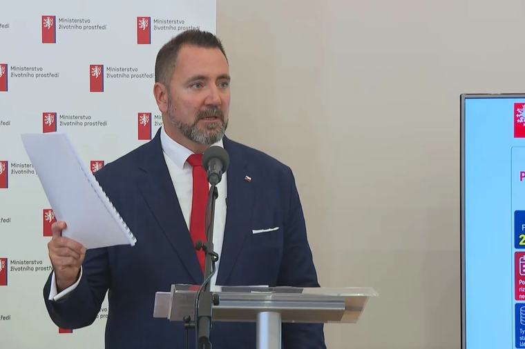 Na Šumavě je dvě stě sudů s rtutí či arsenem, uvedl Červený