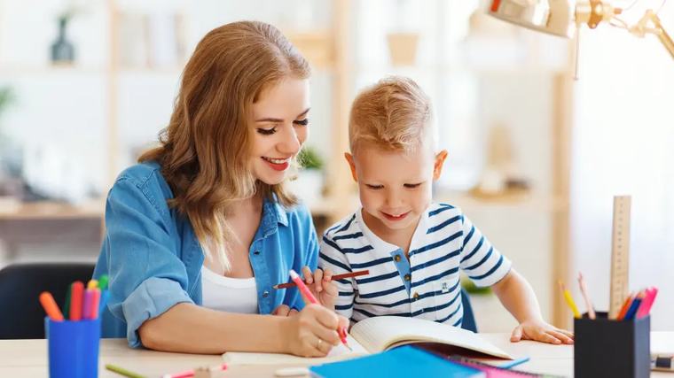 Jste rodič, který vše vyřeší, kontroluje úkoly a nesnese neúspěch? Možná bráníte dětem dospět
