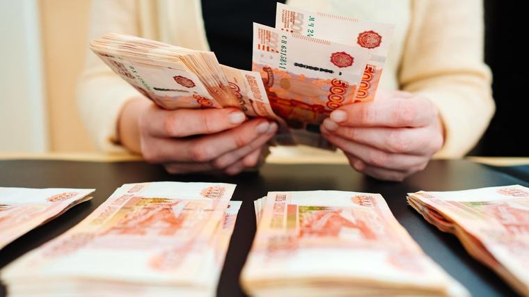 Bloomberg: Rusové už mimo bankovní systém drží kvůli válce přes 20 bilionů rublů