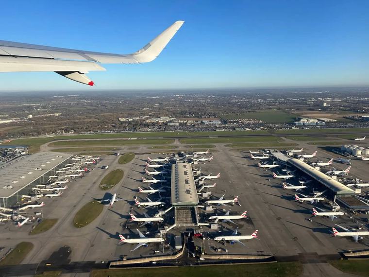 Požár uzavřel jednu z ranvejí Heathrow. Největší britské letiště muselo omezit provoz
