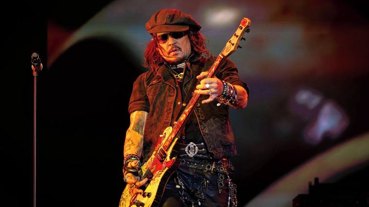 Johnny Depp hrál v Praze na kytaru. Připomněl opilé mrtvé kamarády