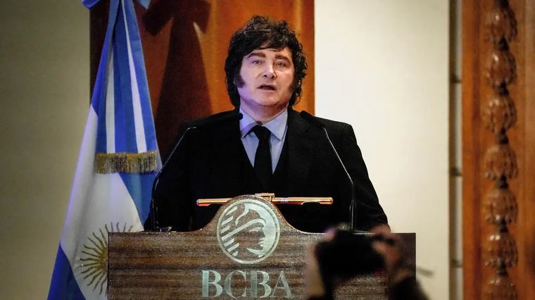 Milei před volbami vsází na Falklandy. Trump mu hraje do karet