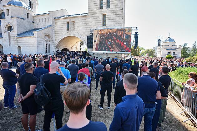 V Bělehradě pohřbívají válečného zločince Mladiče, ve frontě k rakvi čekaly davy