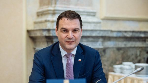Ministr Macinka dal rozhovor maskovaným aktivistům. Ve studiu byly makety zbraní a výbušnin