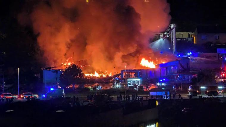 Hoří kladenský obchod Lidl. Škoda 120 milionů
