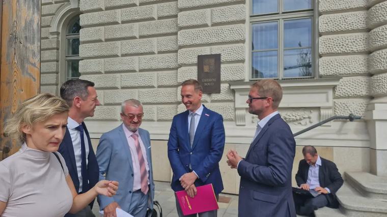 Lídři opozice se sešli před Ústavním soudem, napadli změnu zákona o rozpočtové odpovědnosti