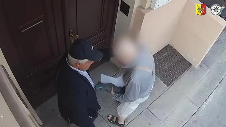 Zlato v šedé nákupní tašce. Kamera natočila podvodníka, jak obírá seniora o pruty za pět milionů