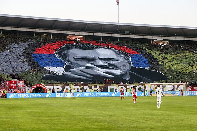 Fanoušci v Bělehradu opěvovali Mladiče. V choreu připomněli i srebrenický masakr