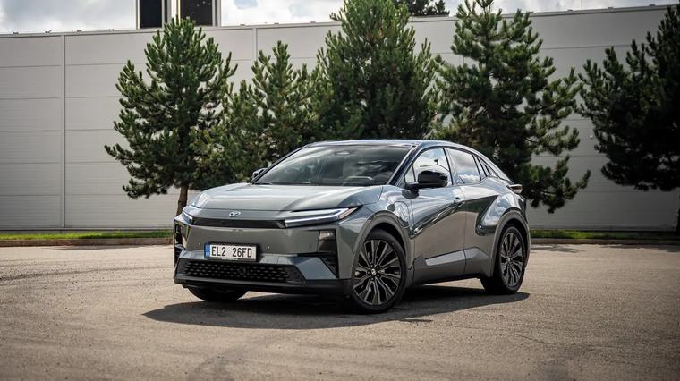 Toyota C-HR+ je jako Škoda Elroq, akorát z Japonska. Vypadá sympaticky a umí překvapit