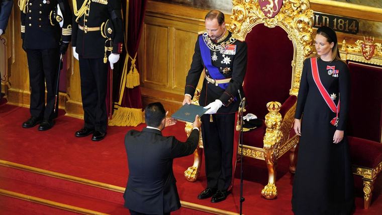 Nový norský král Haakon VIII. složil v parlamentu přísahu
